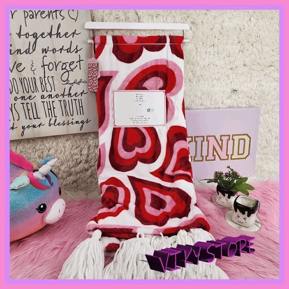 NWT Hugh and Kissed Red Kiss Throw: Romantic Comfort NWT